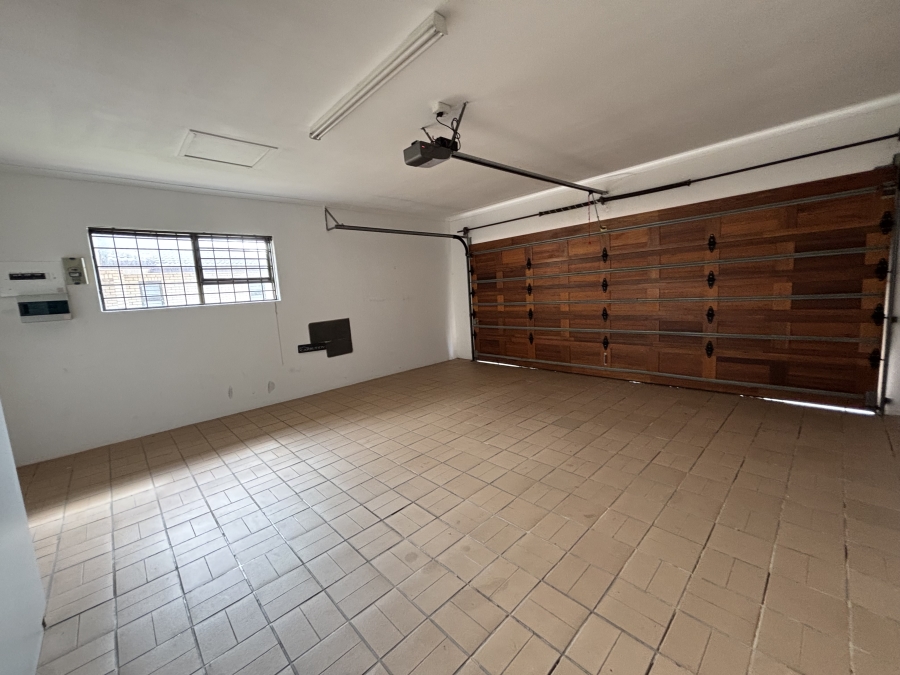 To Let 4 Bedroom Property for Rent in Summerstrand Eastern Cape